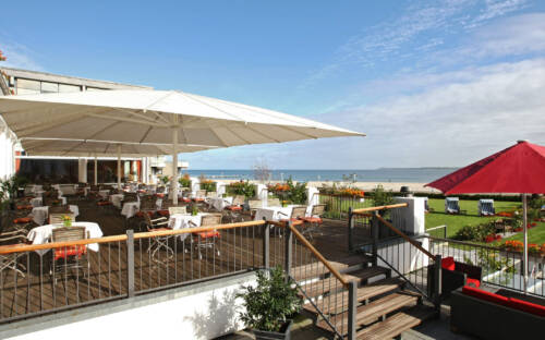Unschlagbar: Die prächtige Terrasse im Travemünder Holstein’s bietet einen spektakulären 180-Grad-Meerblick / ©Atlantic