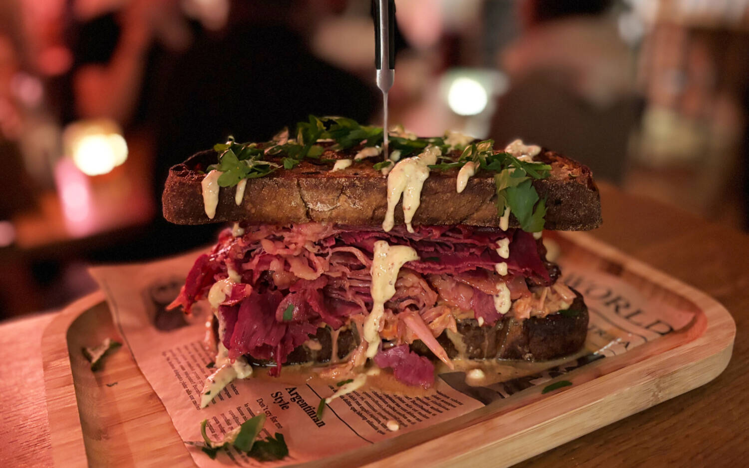 Unser Tester, erfahrener Pastrami-Liebhaber nach zahlreichen Besuchen in New York, schwärmt von dieser Kreation / ©Michael Hein 