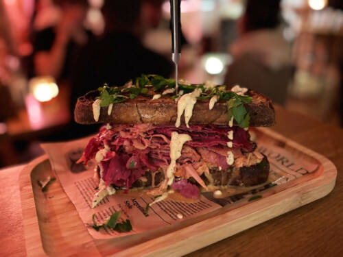 Unser Tester, erfahrener Pastrami-Liebhaber nach zahlreichen Besuchen in New York, schwärmt von dieser Kreation / ©Michael Hein 