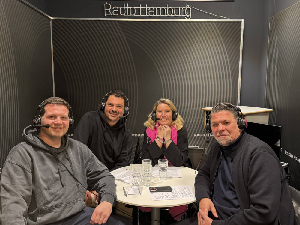 Valentin Broer und Vena Steinkönig sprechen in der aktuellen Folge mit Tanya Kumst und Tim Mälzer / ©