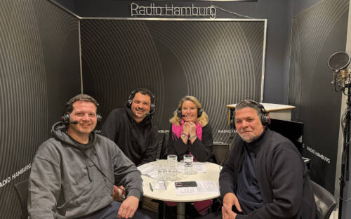 Valentin Broer und Vena Steinkönig sprechen in der aktuellen Folge mit Tanya Kumst und Tim Mälzer / ©