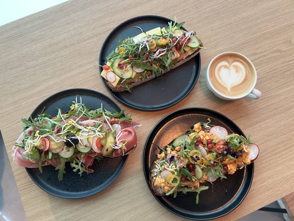 Was für ein leckeres Trio, mit exquisiter Cappuccino-Begleitung / ©Die Kaffeerei