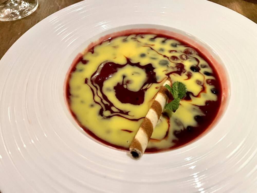 Wer Lust auf Dessert mit Umdrehungen hat findet auf der Speisekarte sicherlich etwas – zum Beispiel die sauer-frische Rote Grütze mit Eierlikör / ©Peter Wagner