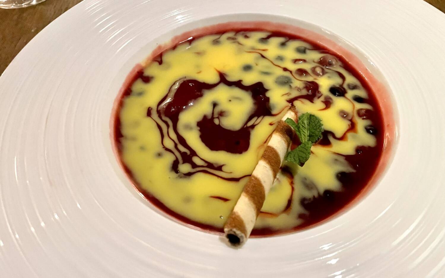 Wer Lust auf Dessert mit Umdrehungen hat findet auf der Speisekarte sicherlich etwas – zum Beispiel die sauer-frische Rote Grütze mit Eierlikör / ©Peter Wagner