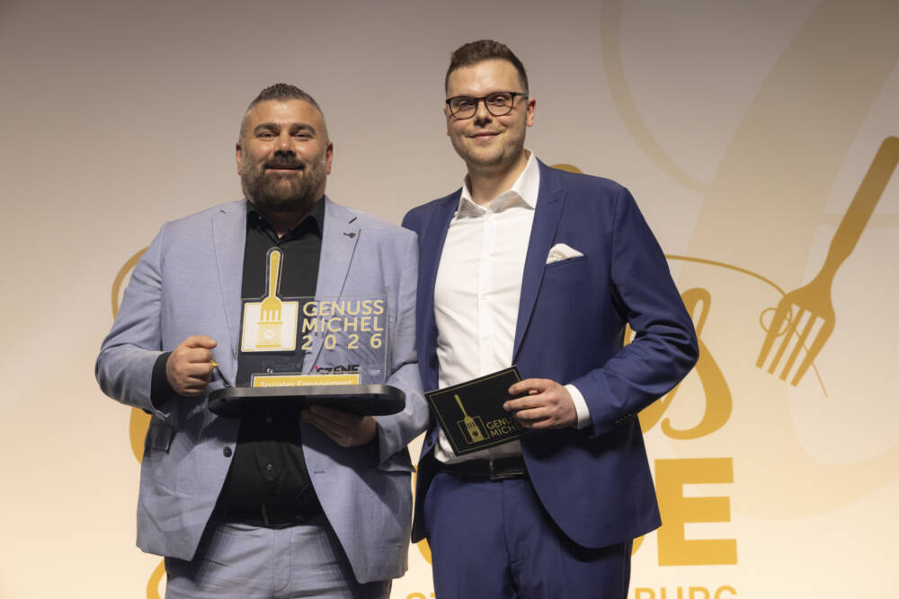 Zu Recht stolz: Mehmet Dagci (l.) mit seinem Preis für soziales Engagement und Laudator Moritz Tim Ebert / ©Jan-Rasmus Lippels