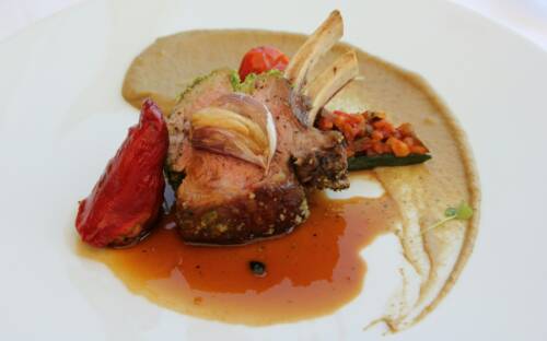 Zur Gourmet-Küche gehört natürlich auch Lammcarree / ©Unsplash/Hans Westbeek