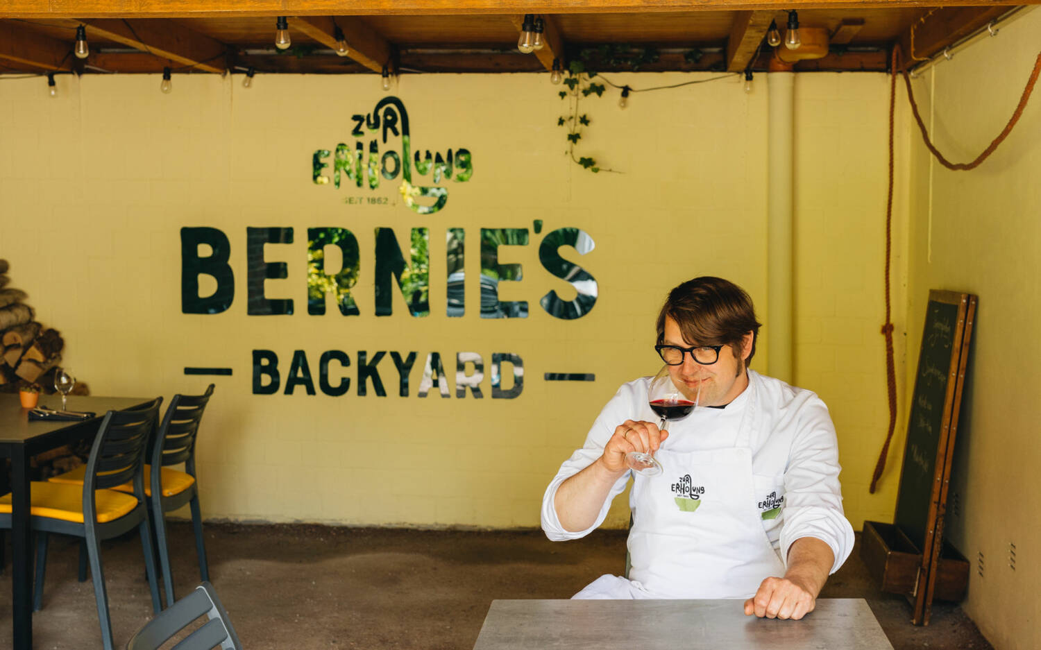 Ab dem 22. Mai lädt Bernd Ratjen zu Gegrilltem in seinen Backyard in Uetersen / ©Julia Schumacher