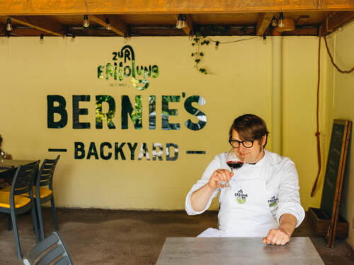 Ab dem 22. Mai lädt Bernd Ratjen zu Gegrilltem in seinen Backyard in Uetersen / ©Julia Schumacher
