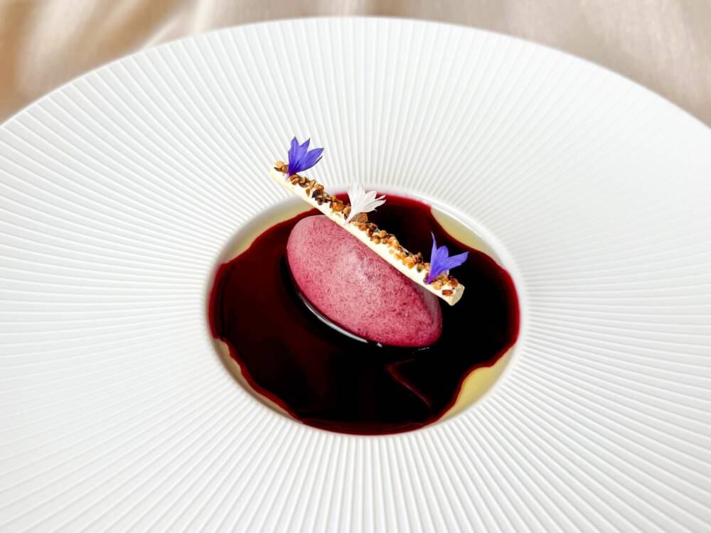 Auch in Maurizio Osters erstem Kochbuch: feine Desserts wie diese Blaubeermousse mit weißer Schokolade / ©Elissavet Patrikiou