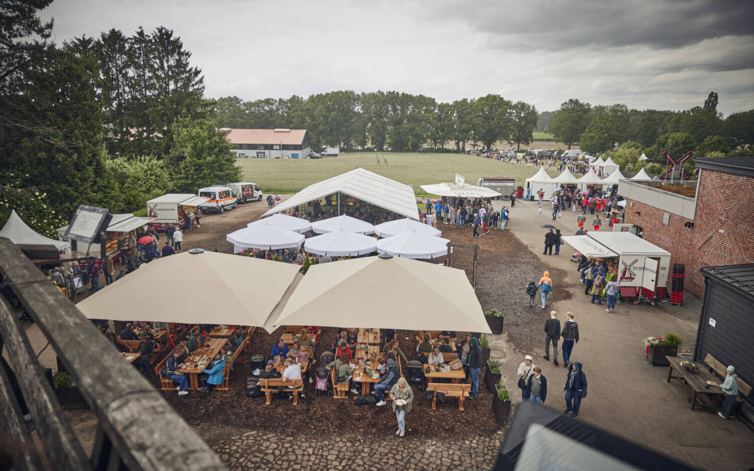 Auf dem weitläufigen Gelände finden Besucherinnen und Besucher zahlreiche Marktstände / ©Braaker Mühle Brot- und Backwaren GmbH