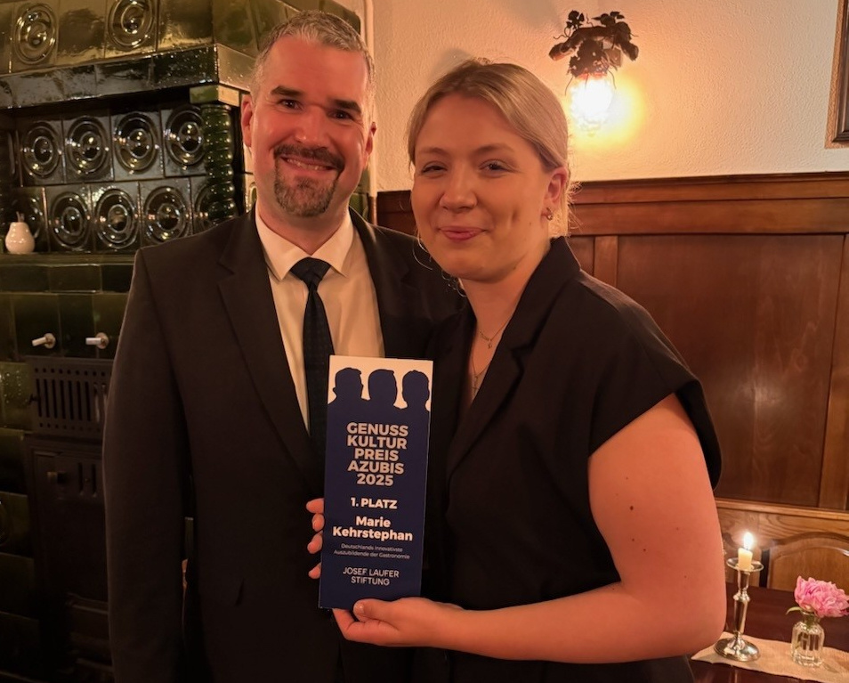 Ausbildungsleiter Stephan Schwenker mit Gewinnerin Marie Kerstephan / ©Privat
