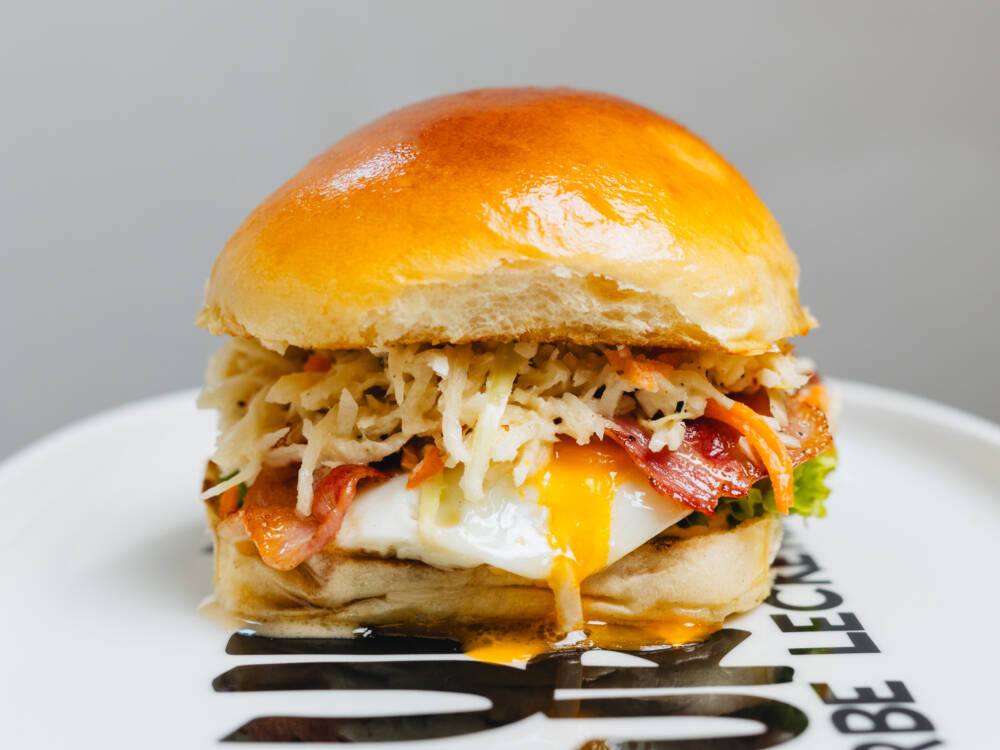 Bei Dulf’s Burger gibt es viele Entscheidungen zu treffen: Welche Filiale, welches Brot, welcher Gargrad … / ©Julia Schumacher 