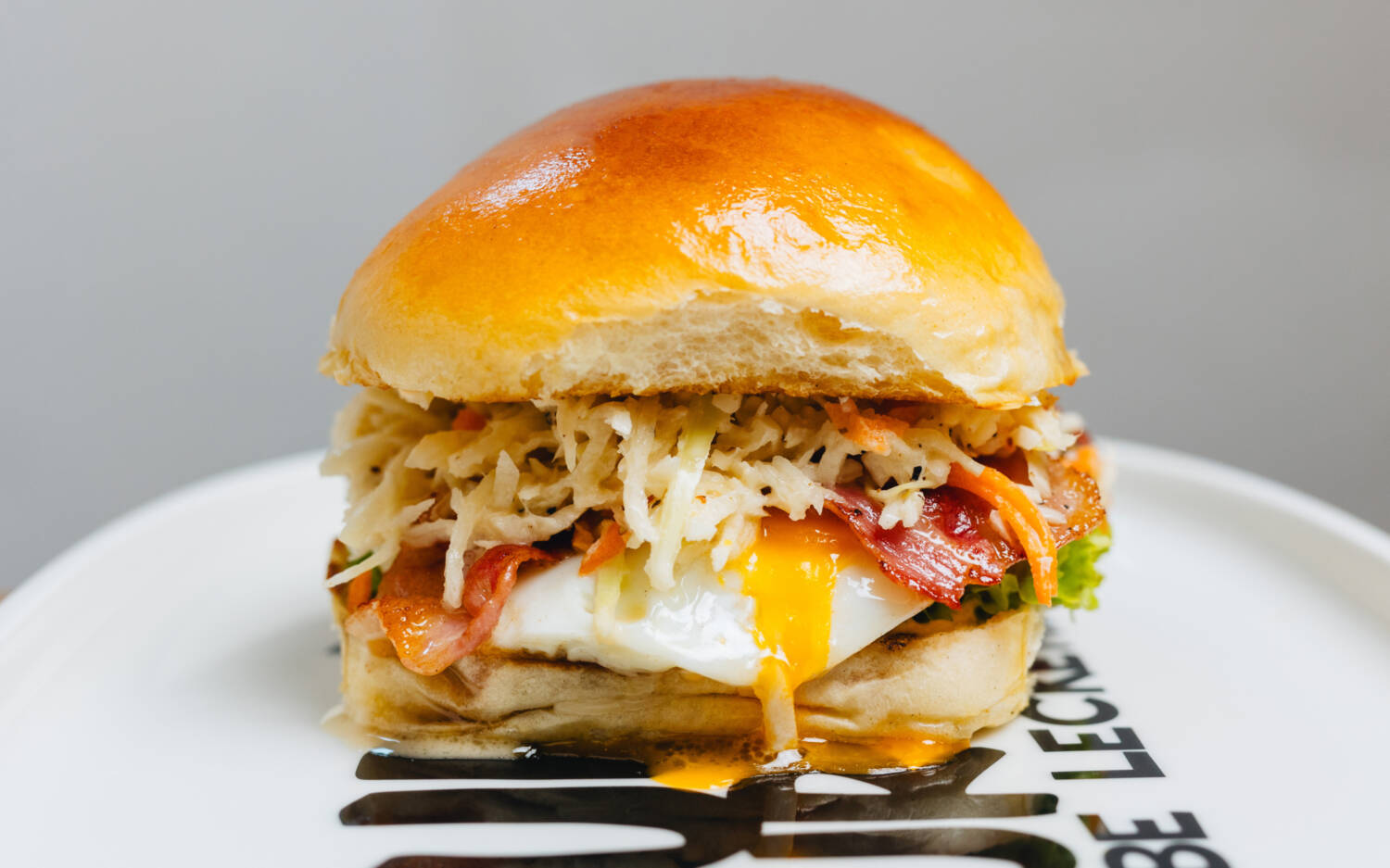 Bei Dulf’s Burger gibt es viele Entscheidungen zu treffen: Welche Filiale, welches Brot, welcher Gargrad … / ©Julia Schumacher 