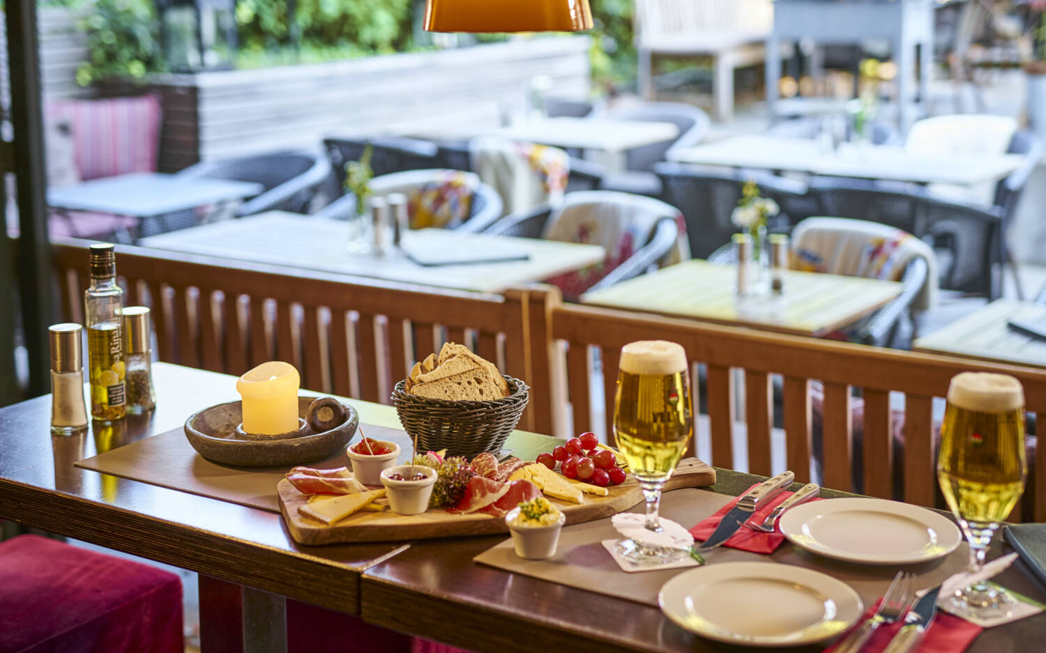 Bier, Vesper-Platte und gute Gesellschaft: In Blankenese verbringen die Menschen gerne ihren Feierabend / ©Marc Sill