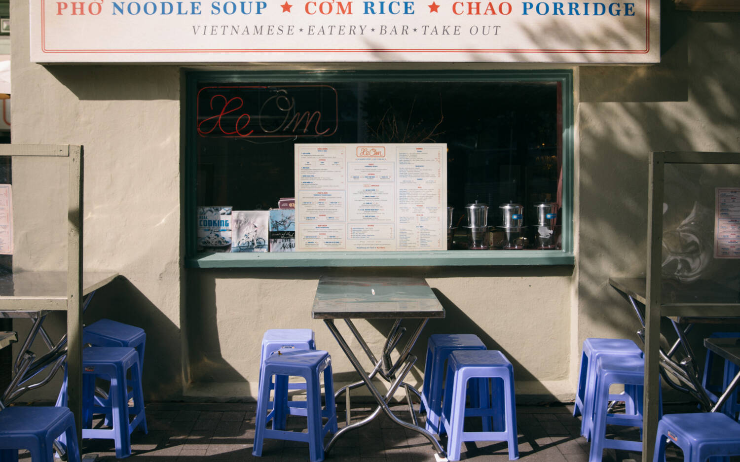 Blechtische und Plastikstühle vor der XeÔm Eatery erinnern an die Streetfood-Kultur in Vietnam / ©David Strüning
