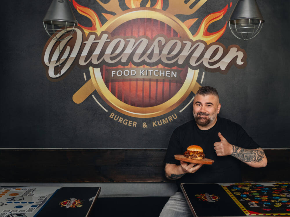 Burger für alle! – Mehmet Dagci möchte mit seiner Gastronomie Gutes tun / ©Julia Schumacher