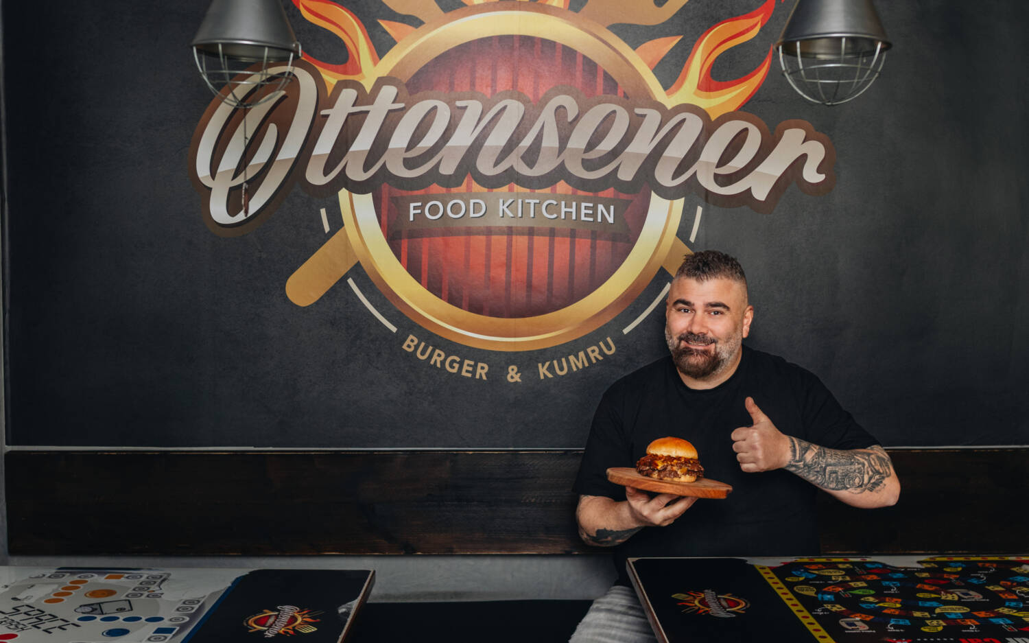 Burger für alle! – Mehmet Dagci möchte mit seiner Gastronomie Gutes tun / ©Julia Schumacher