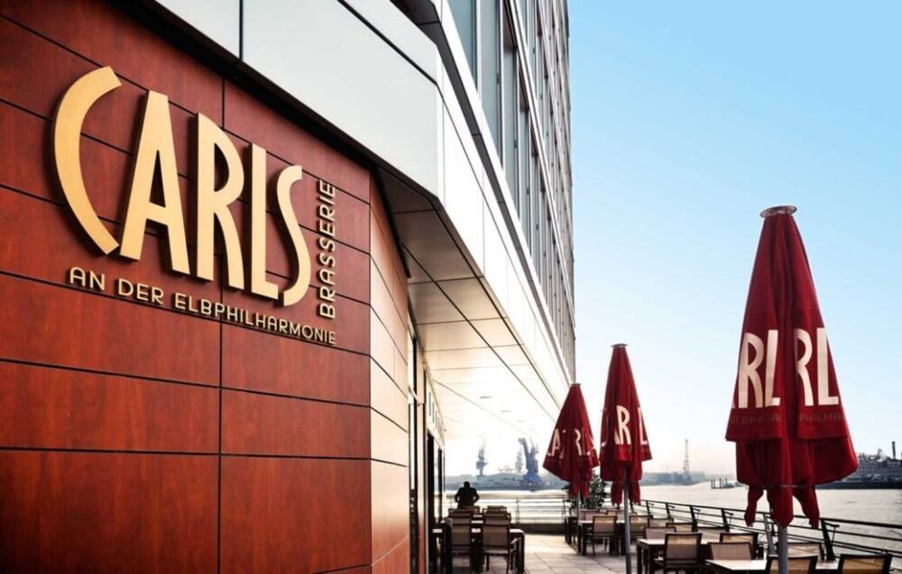 CARLS Brasserie befindet sich direkt an der Elbphilharmonie mit Blick auf den Hafen / ©CARLS/Stefan Malzkorn