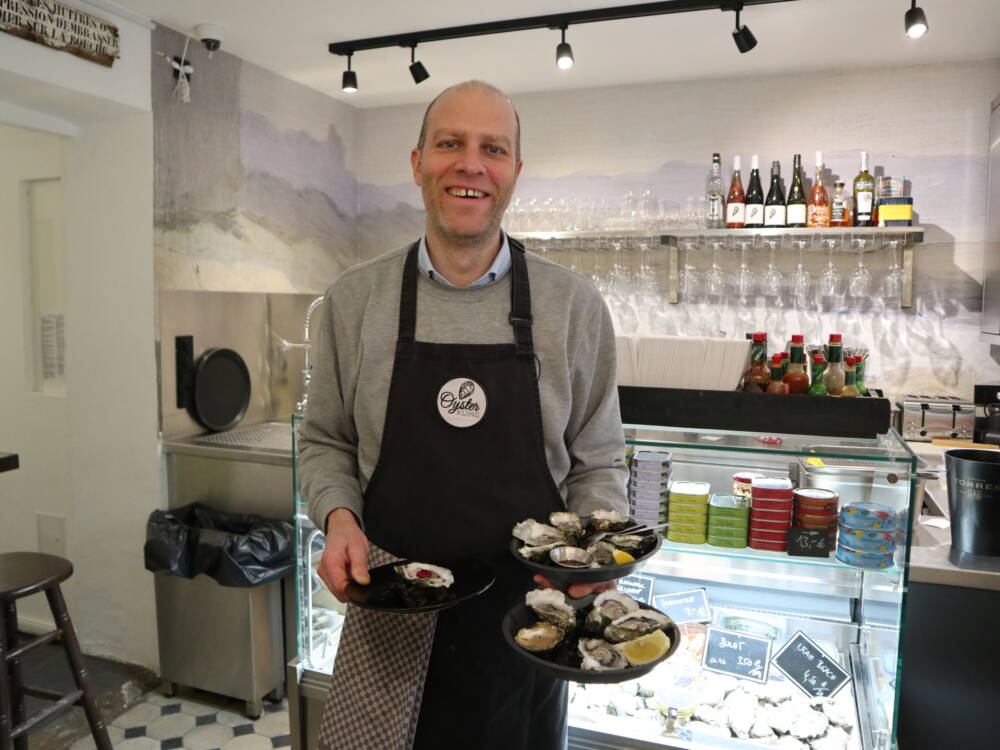 Christoph Kling serviert in seinem französischen Bistro Chez Marie-France Austern zu fairen Preisen / ©Alina Fedorova
