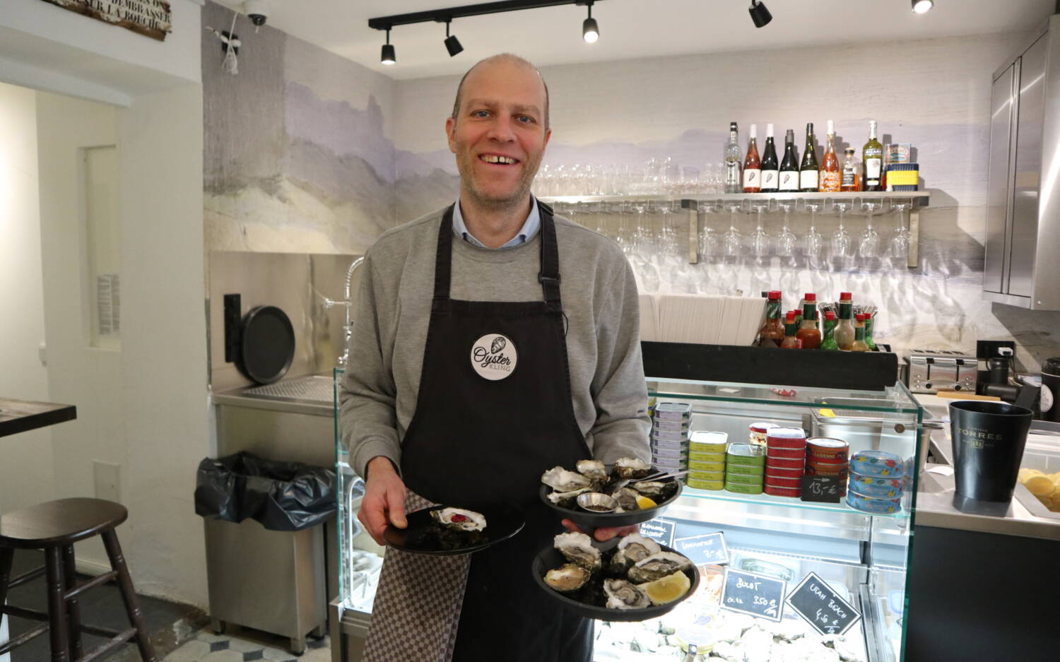 Christoph Kling serviert in seinem französischen Bistro Chez Marie-France Austern zu fairen Preisen / ©Alina Fedorova