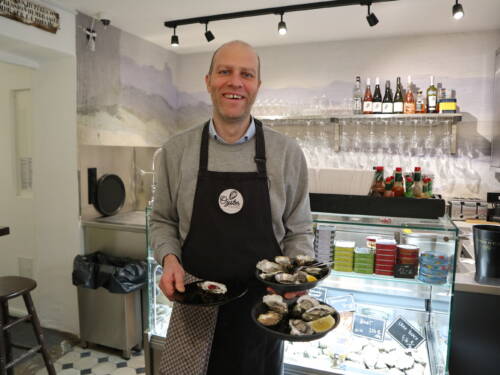 Christoph Kling serviert in seinem französischen Bistro Chez Marie-France Austern zu fairen Preisen / ©Alina Fedorova