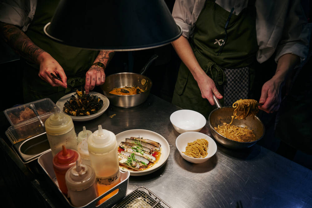 Das Beste aus dem Meer gibt es in Fabio Haebels XO Seafoodbar / ©Justus Keller