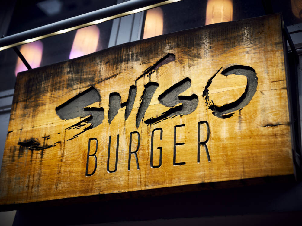 Das Schild in der Bugenhagenstraße wird abgenommen: Shiso hat geschlossen / ©Marc Sill 