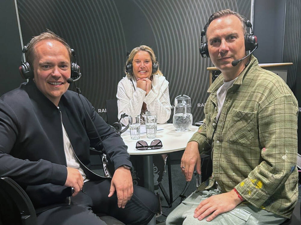 Denis Wiechert von TUI Cruises und Sternekoch Tim Raue sprechen mit Verlegerin Tanya Kumst / ©Luna Kumst 