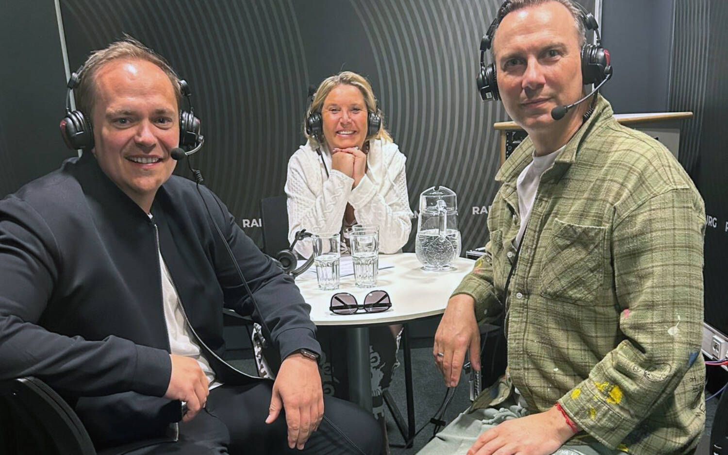 Denis Wiechert von TUI Cruises und Sternekoch Tim Raue sprechen mit Verlegerin Tanya Kumst / ©Luna Kumst 