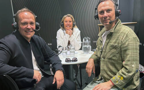 Denis Wiechert von TUI Cruises und Sternekoch Tim Raue sprechen mit Verlegerin Tanya Kumst / ©Luna Kumst 