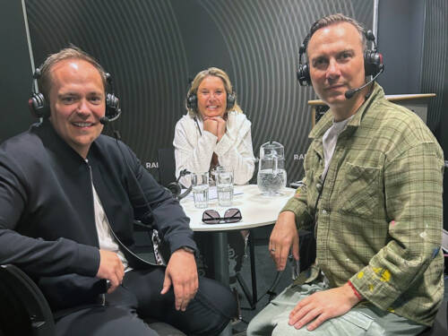 Denis Wiechert von TUI Cruises und Sternekoch Tim Raue sprechen mit Verlegerin Tanya Kumst / ©Luna Kumst 