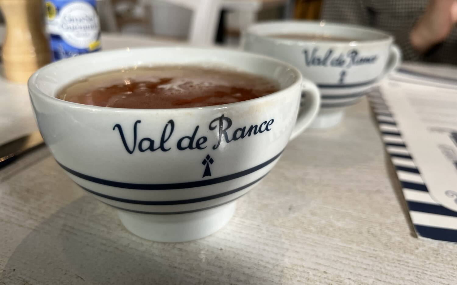 Der Cidre wird klassisch in der Tasse serviert – für echtes Frankreich-Feeling / ©Genuss-Guide