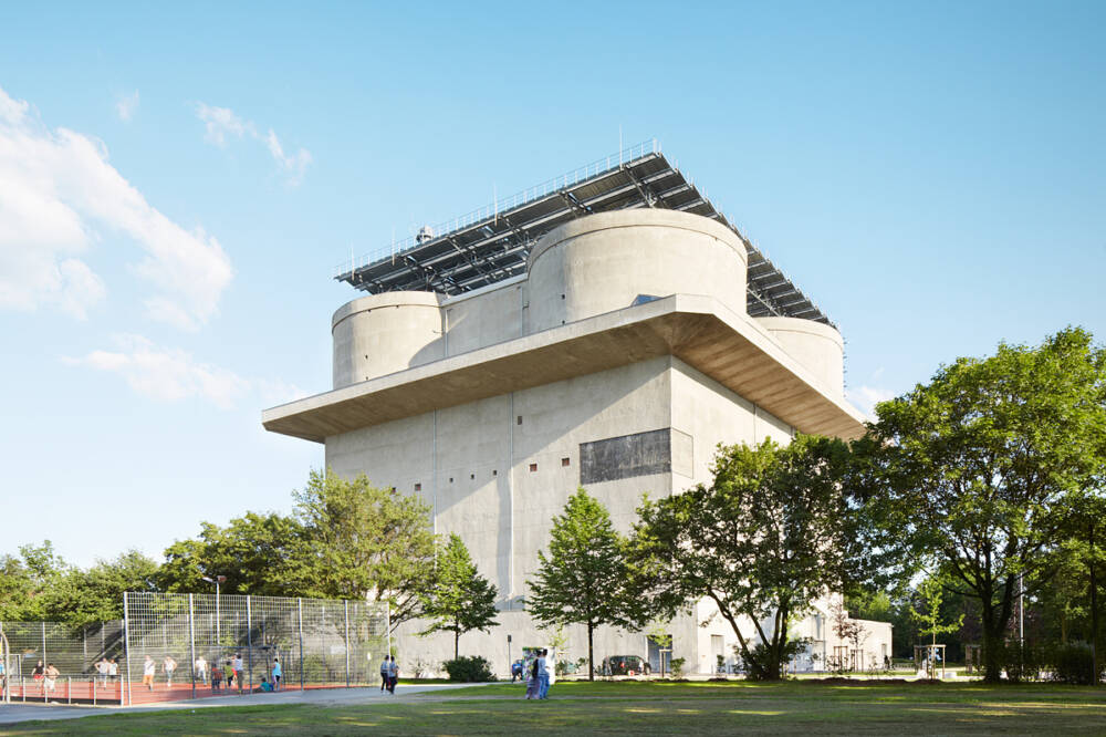 Der Energiebunker steht imposant mitten in Wilhelmsburg und bietet ein erstklassiegs Panorame nebst Eventräumen / ©Bastian Jäger
