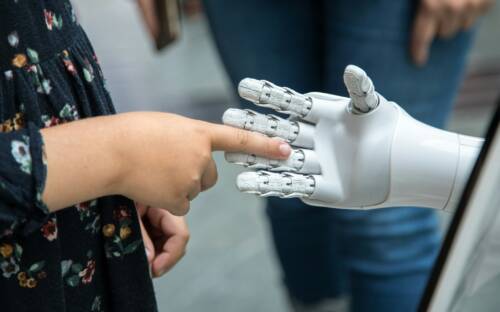 Die Arbeit mit künstlicher Intelligenz wird auch im Gastgewerbe immer wichtiger / ©Unsplash/Katja Ano