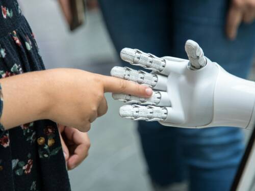 Die Arbeit mit künstlicher Intelligenz wird auch im Gastgewerbe immer wichtiger / ©Unsplash/Katja Ano