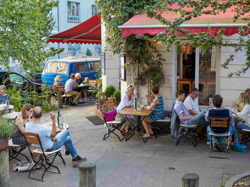 Die Außengastronomie in Ottensen lädt zu sonnigen Stunden unter Bäumen und mitten im großstädtischen Treiben / ©Kleine Brunnenstraße 1