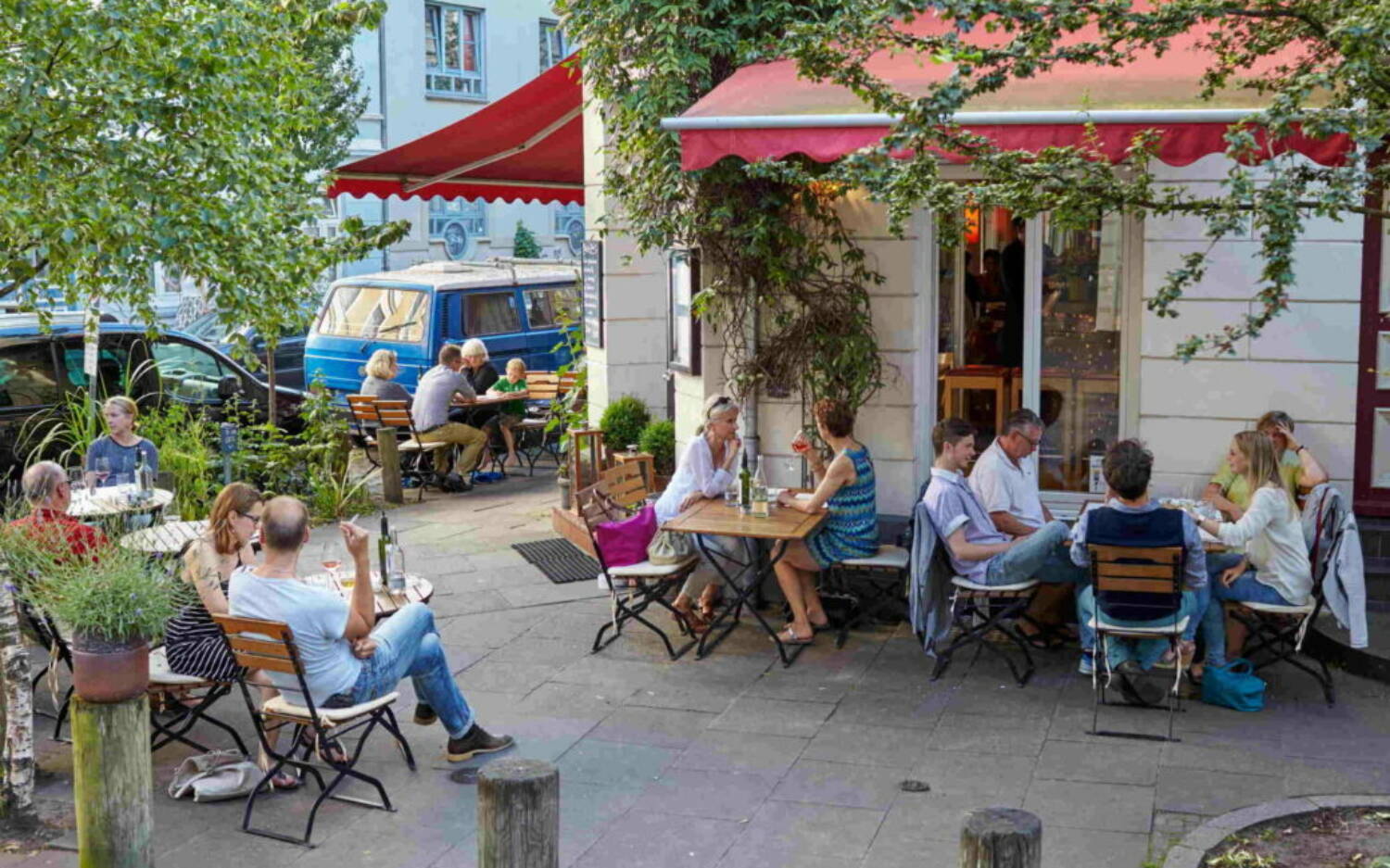 Die Außengastronomie in Ottensen lädt zu sonnigen Stunden unter Bäumen und mitten im großstädtischen Treiben / ©Kleine Brunnenstraße 1