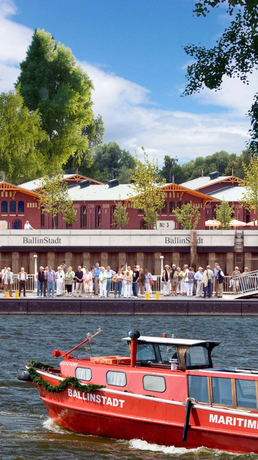 Die hauseigene Barkasse bringt Gäste direkt zur Eventlocation / ©BallinStadt
