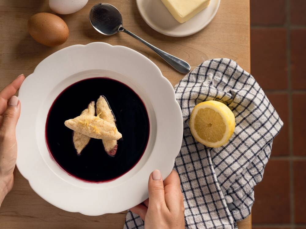 Die Holundersuppe, auch Fliederbeersuppe genannt, hat vor allem in Norddeutschland während des Spätsommers Tradition / ©Stephanie Willing