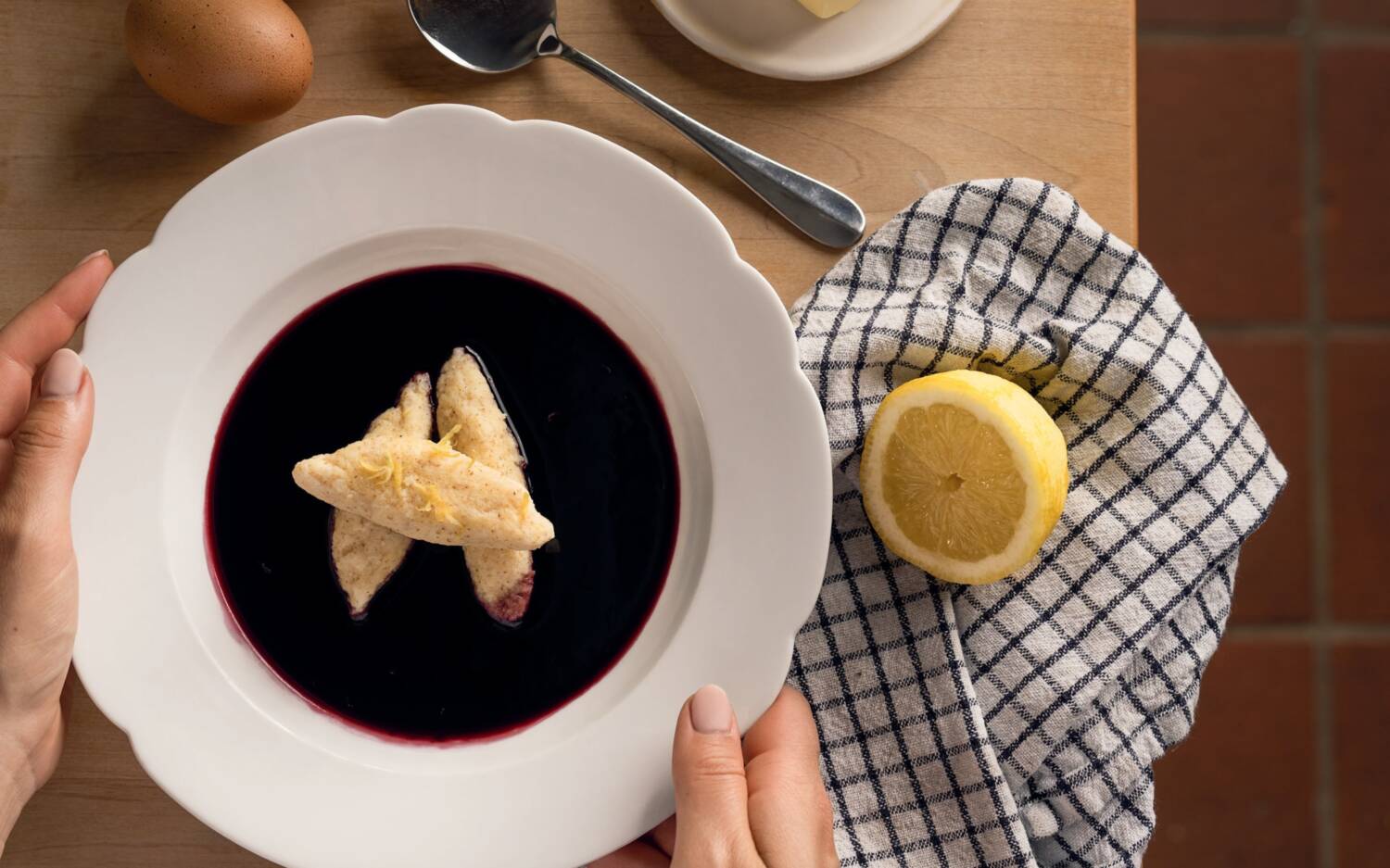 Die Holundersuppe, auch Fliederbeersuppe genannt, hat vor allem in Norddeutschland während des Spätsommers Tradition / ©Stephanie Willing