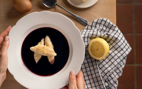Die Holundersuppe, auch Fliederbeersuppe genannt, hat vor allem in Norddeutschland während des Spätsommers Tradition / ©Stephanie Willing