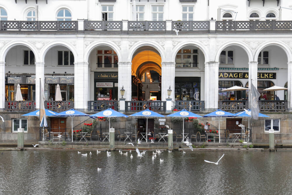 Die Terrasse des Saliba in der Neustadt liegt direkt im Kanal am Jungfernstieg / ©Marc Sill