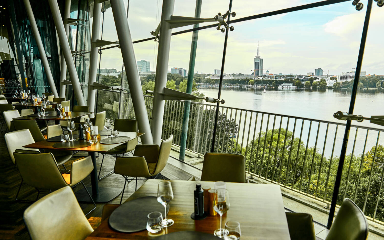 Die Weitsicht über die Außenalster bringt unsere sonst gesprächigen Tester für einen Moment zum beeindruckten Schweigen / ©Marc Sill