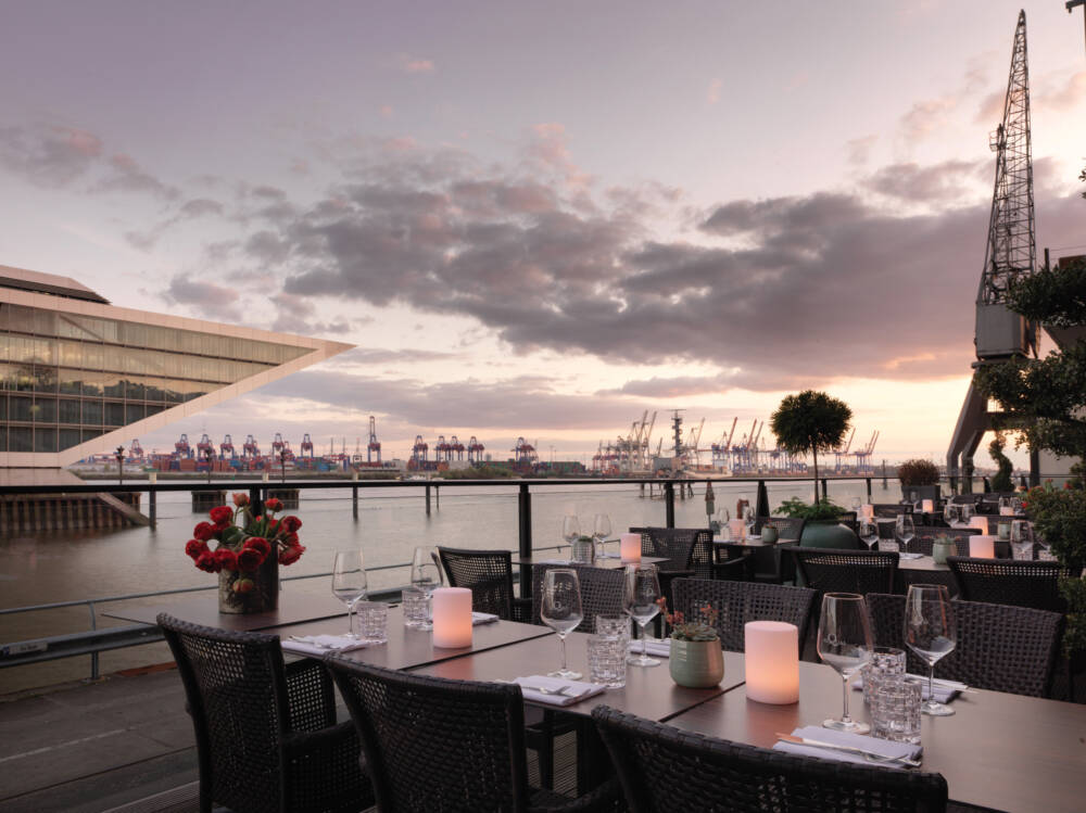 Docklands und Hafen: die Terrasse des Am Kai bietet einen Blick mit ganz viel Hamburg-Flair / ©Andreas Reimann
