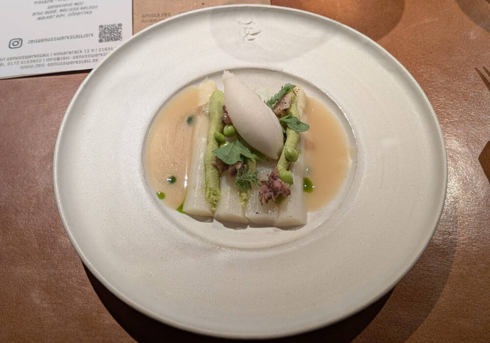 Ein Highlight: Spargel mit Schinkenvinaigrette, Erbsen, Sardellen und Spargelessig-Eis / ©Fred Guiot