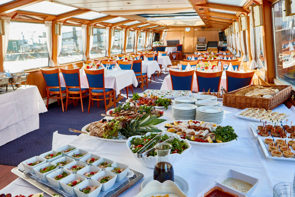 Ein üppiges Buffet samt imposanter Blick auf Hamburgs Hafen: Willkommen bei Barkassen Meyer / ©Barkassen Meyer