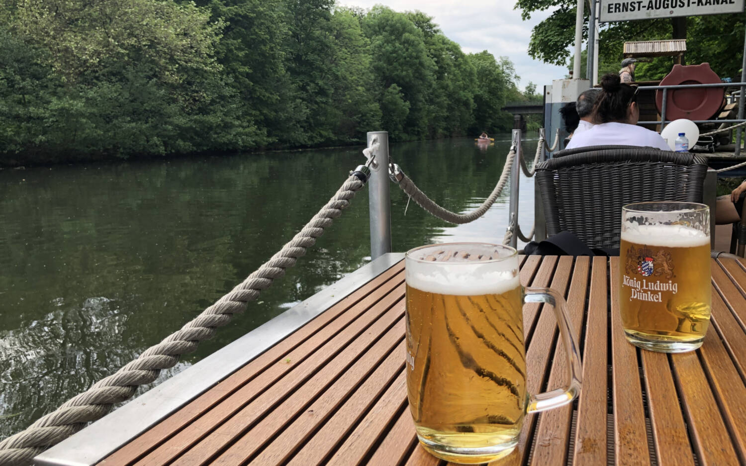 Eine Bootstour auf dem Wasser bietet sich vor oder nach dem Biergarten-Besuch bei Zum Anleger an / ©Sirany Schümann