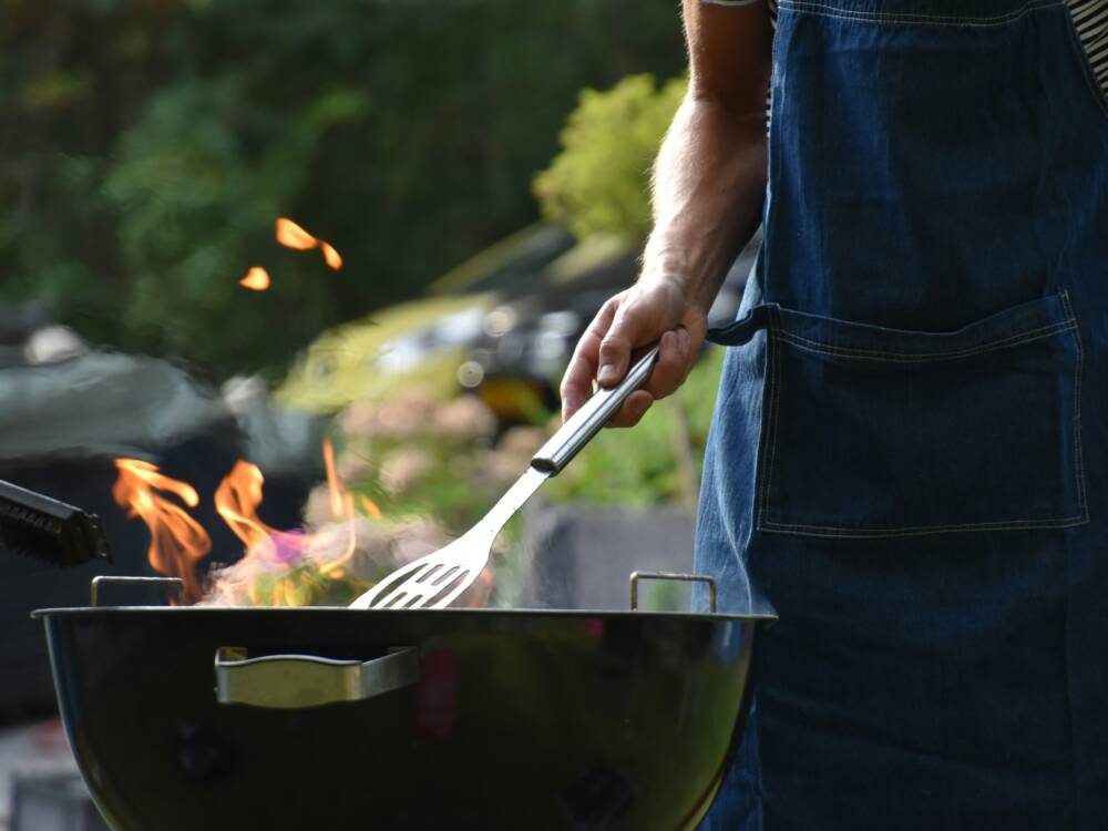 Fehlt noch ein Grill fürs Sommerfest? Im Rahmen einer Spendenaktion können Vereine und gemeinnützige Organisationen einen abstauben / ©Unsplash/Vincent Keiman