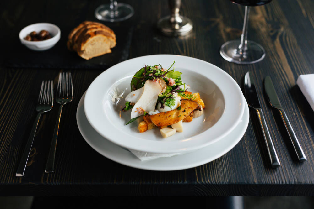 Fine-Dining für alle: Das Maquis ist ein Gourmetrestaurant in Hamburg, das rein vegetarische Gänge serviert / ©Julia Schumacher