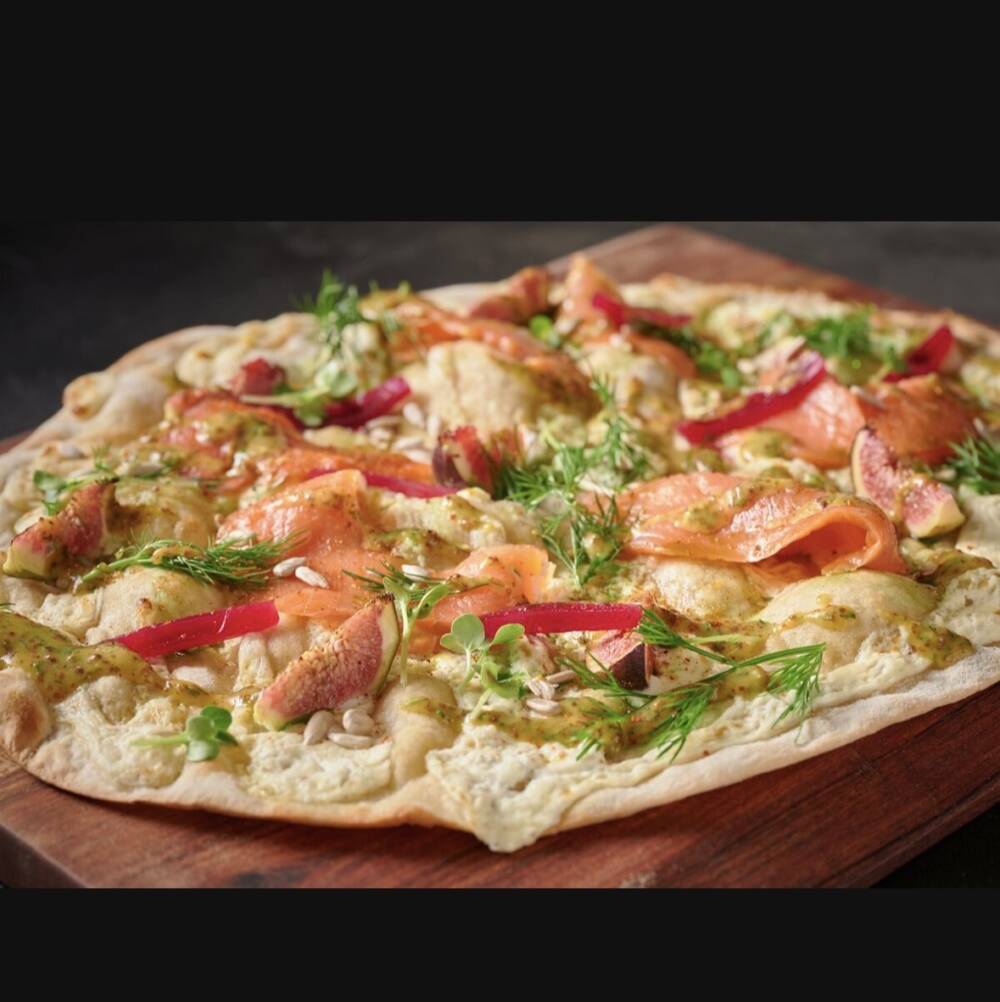 Flammkuchen mit frischem Dill und Lachs ist nur eine von vielen Optionen im neuen Flamm & Wein / ©Frank von Wieding